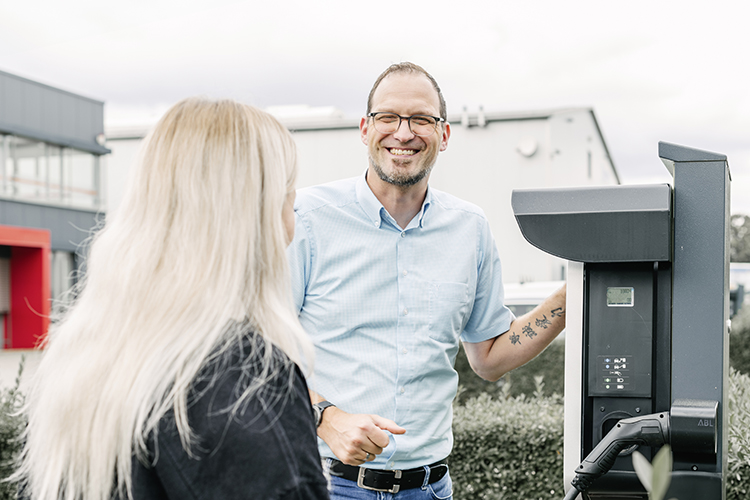 Wir sind Ihr zuverlässiger Partner in Sachen Elektromobilität! Unser Portfolio reicht von Wallboxen für den privaten Gebrauch bis hin zu maßgeschneiderten, innovativen Lösungen für Unternehmen.